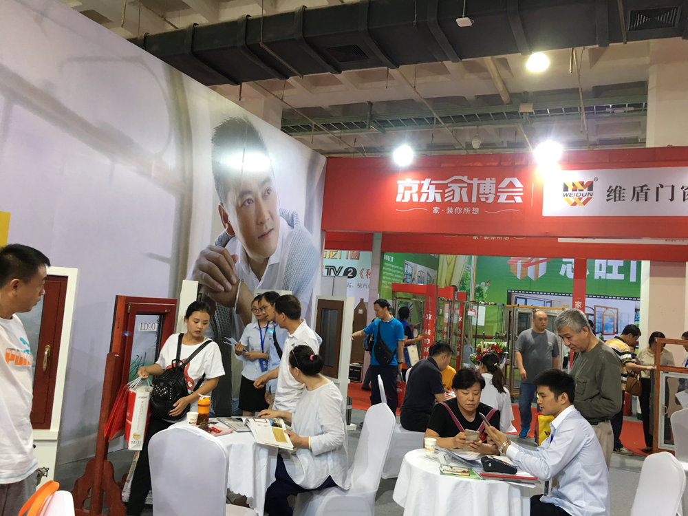 京東家博會現(xiàn)場，維盾展館內(nèi)簽約下單不斷